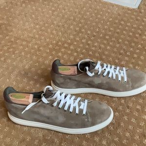 Excellent pair of Donald/Pliner.